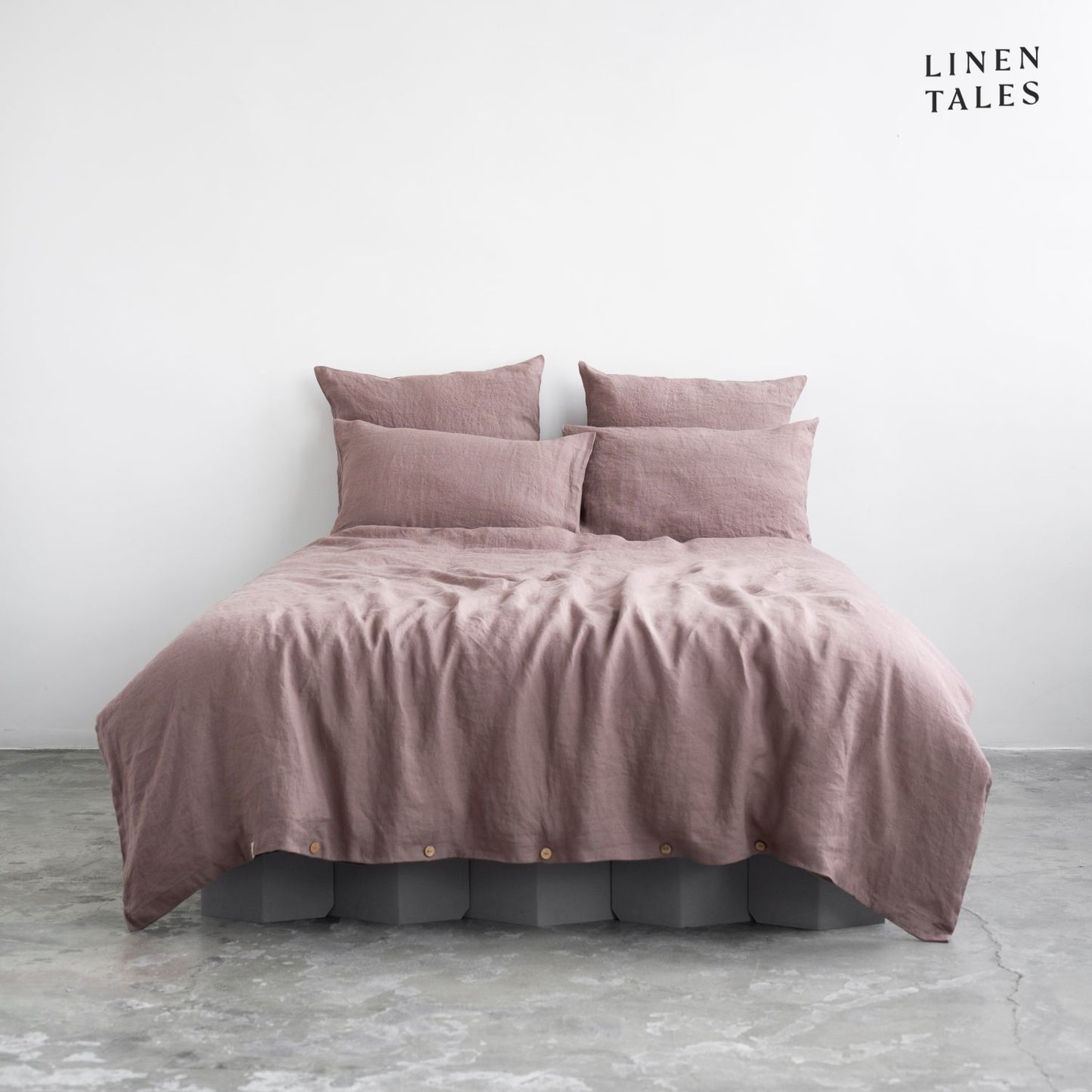 Premium Ashes of Roses linen duvet set with matching pillowcases, elegantly styled for a soft and breathable sleep experience.