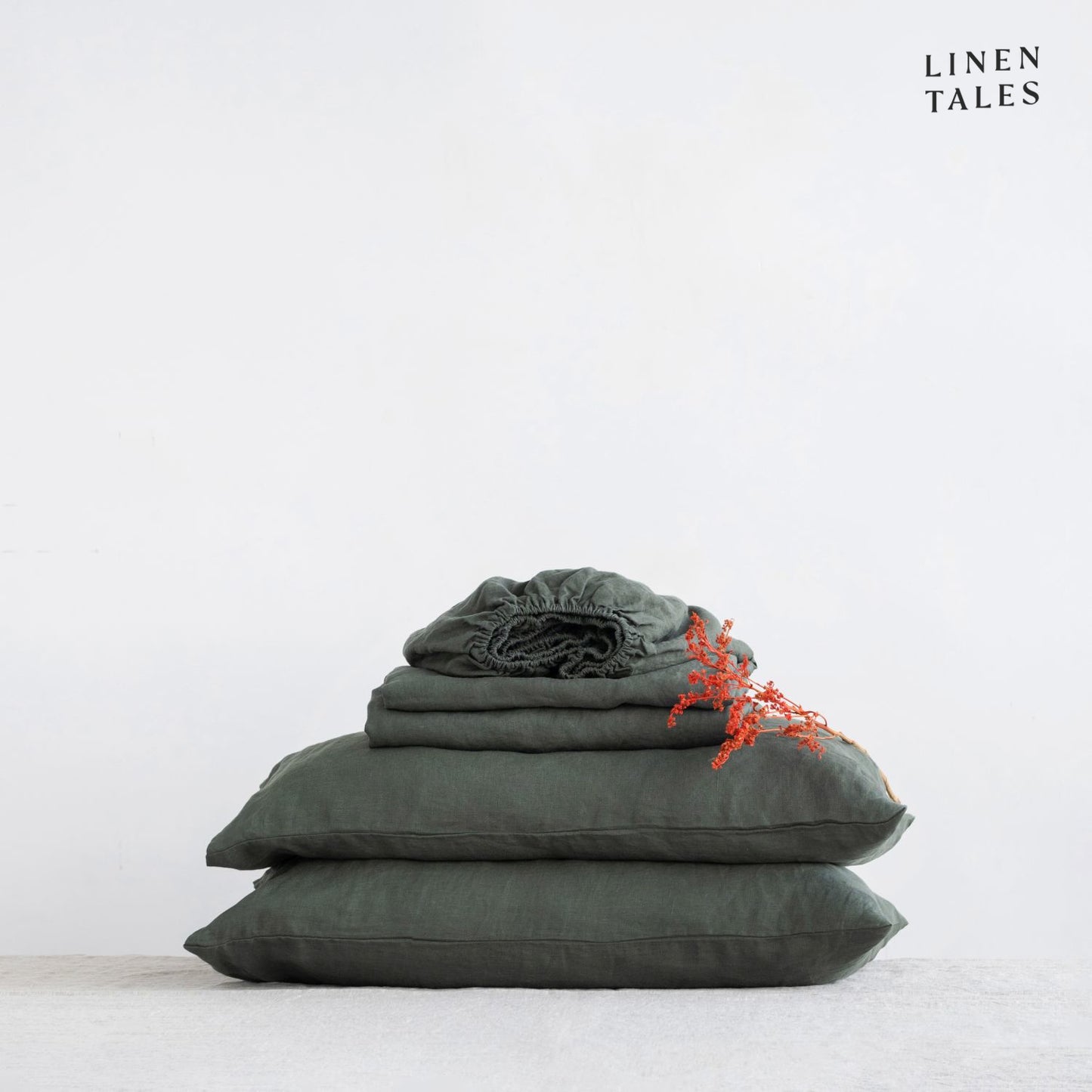 Close-up of 100% linen bedding in Forest Green, showcasing the soft texture of the flat sheet, fitted sheet, and pillowcase – breathable and timeless.