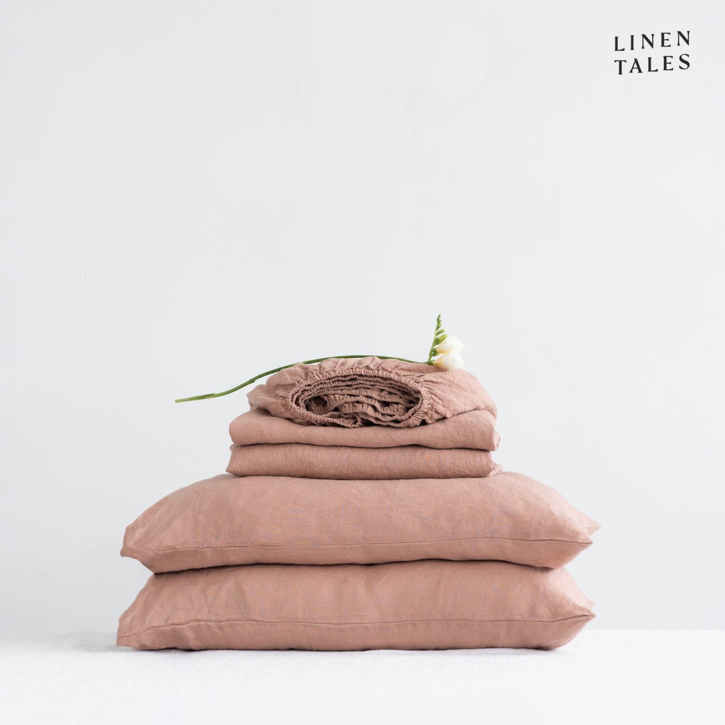 Close-up of 100% linen bedding in Cafe Creme, showcasing the soft texture of the flat sheet, fitted sheet, and pillowcase – breathable and timeless.