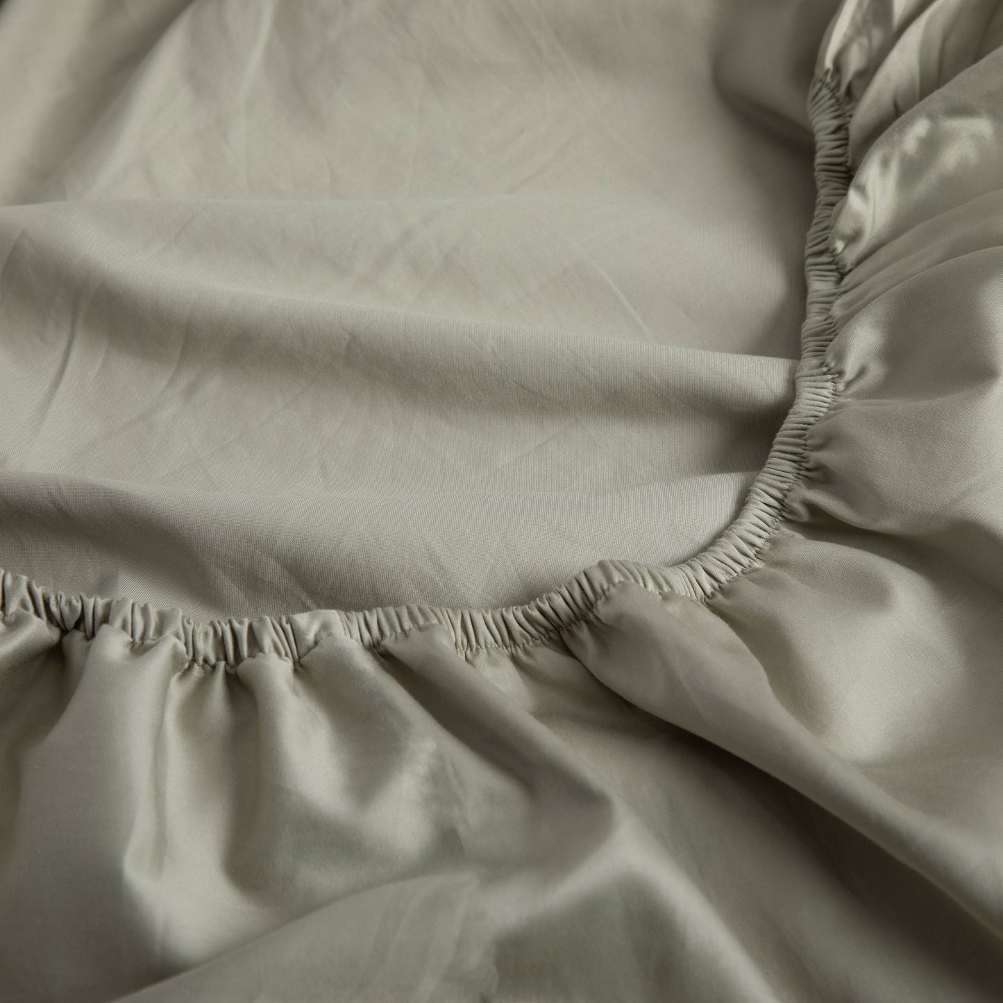 Close-up of a linen bay seagrass fitted sheet with a elastic band at the top. – Linen Bay UK